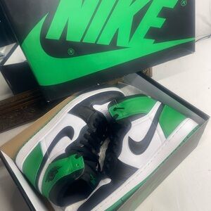 Nike Men's Black, White, and Green Sneakers